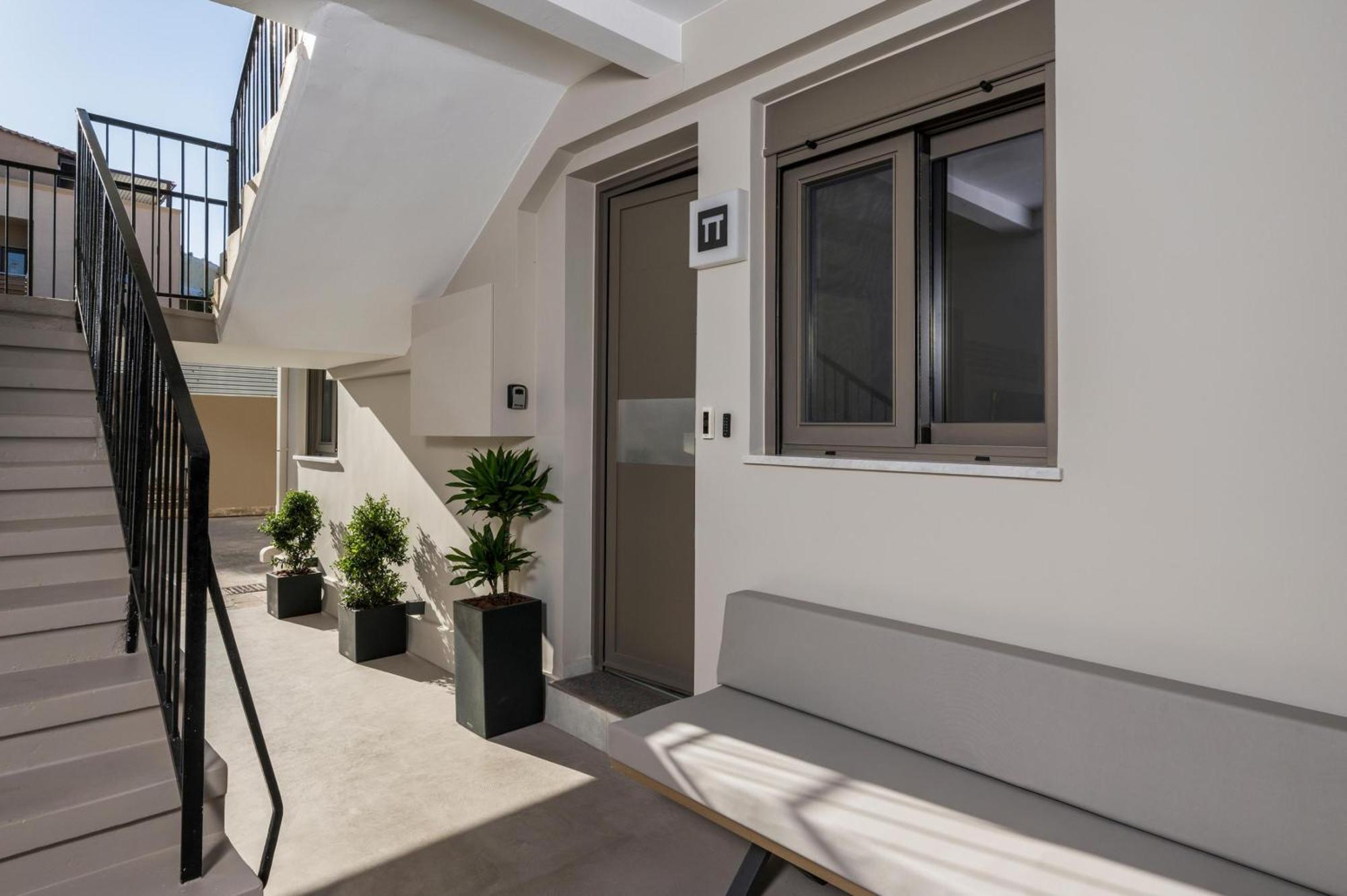Π Suite Project: Smart Bnb ハニア エクステリア 写真